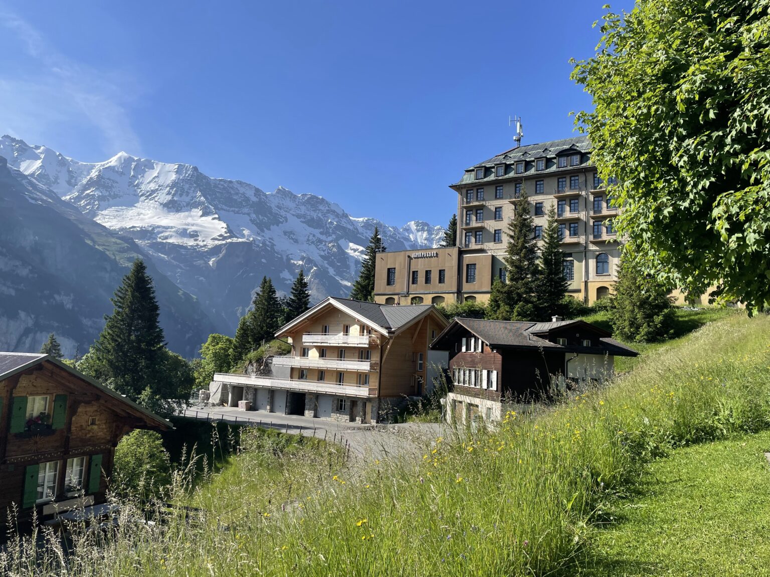 【ミューレン】絶景の鉄道でミューレンへアクセス。崖の上の街ミューレンへの行き方と観光案内。｜Slow Travel Swiss Alps
