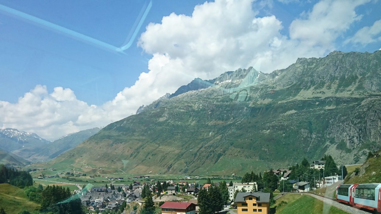 氷河特急 スイスの絶景を楽しむ観光列車 乗車した感想と時刻表 車内の紹介 Slow Travel Swiss Alps